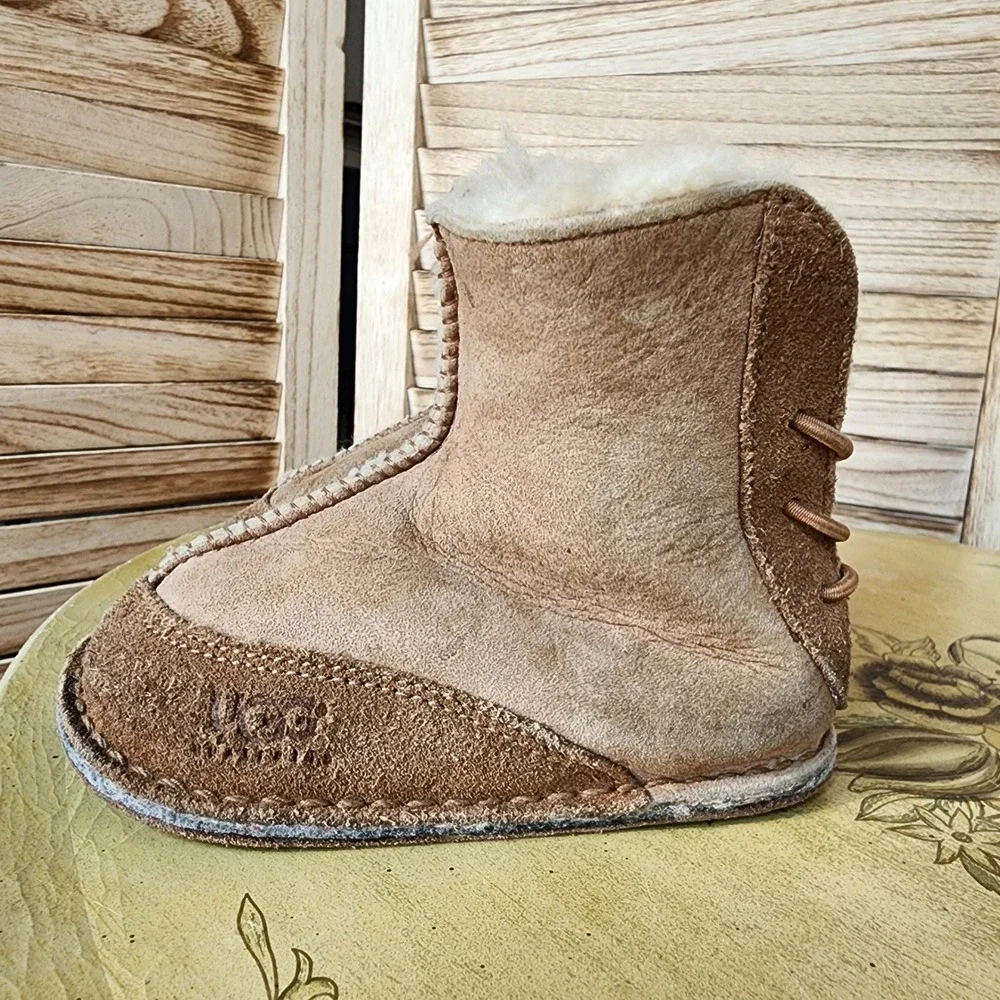 UGG Australia MEDIUM Baby Toddler 6 Tan Sheepskin Suede Boots Cozy Winter Fall